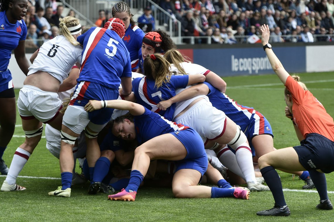 Englands Lark Davies scorer mot Frankrike under Women's Six Nations rugby i Frankrike dette år. Ill.foto: Nicolas Mollo / AP / NTB Englands Lark Davies scorer mot Frankrike under Women's Six Nations rugby i Frankrike dette år. Ill.foto: Nicolas Mollo / AP / NTB