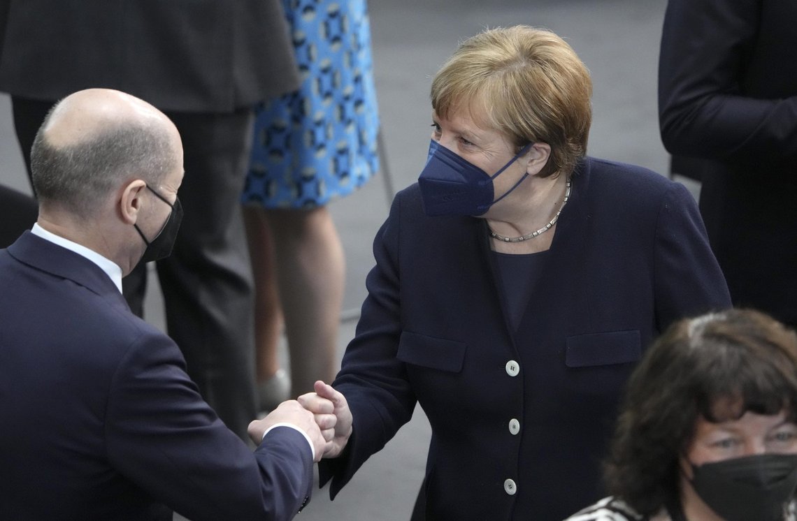 Olaf Scholz og Angela Merkel. Merkel har ødelagt tysk energisikkerhet, og boikotten av Russland forverrer situasjonen. Nå risikerer Tyskland en økonomisk katastrofe. Foto: AP /Michael Sohn /NTB Olaf Scholz og Angela Merkel. Merkel har ødelagt tysk energisikkerhet, og boikotten av Russland forverrer situasjonen. Nå risikerer Tyskland en økonomisk katastrofe. Foto: AP /Michael Sohn /NTB