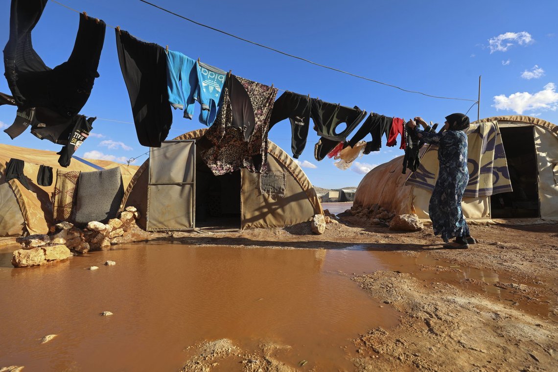 En kvinne henger opp klesvasken ved en flyktningleir i Idlib, Syria. Ytterligere 71 millioner personer i verden har blitt ført ut i fattigdom på grunn av økte mat- og energipriser, anslår FN. Arkivfoto: Ghaith Alsayed / AP / NTB En kvinne henger opp klesvasken ved en flyktningleir i Idlib, Syria. Ytterligere 71 millioner personer i verden har blitt ført ut i fattigdom på grunn av økte mat- og energipriser, anslår FN. Arkivfoto: Ghaith Alsayed / AP / NTB