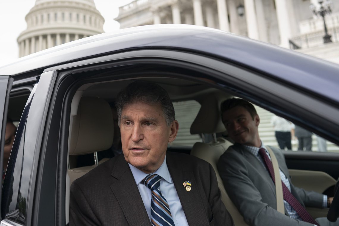 Demokraten og senatoren Joe Manchin representerer West Virginia. Han varsler at han vil si nei til president Joe Bidens nye tiltakspakke. Arkivfoto: J. Scott Applewhite / AP / NTB Demokraten og senatoren Joe Manchin representerer West Virginia. Han varsler at han vil si nei til president Joe Bidens nye tiltakspakke. Arkivfoto: J. Scott Applewhite / AP / NTB