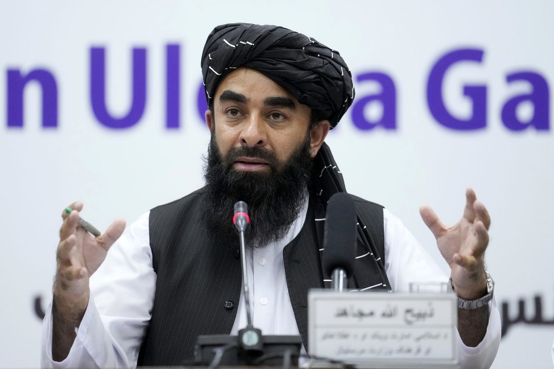 Talibans talsmann Zabihullah Mujahid under en pressekonferanse da det tre dager lange møtet startet torsdag. Foto: Ebrahim Noroozi, AP / NTB. Talibans talsmann Zabihullah Mujahid under en pressekonferanse da det tre dager lange møtet startet torsdag. Foto: Ebrahim Noroozi, AP / NTB.