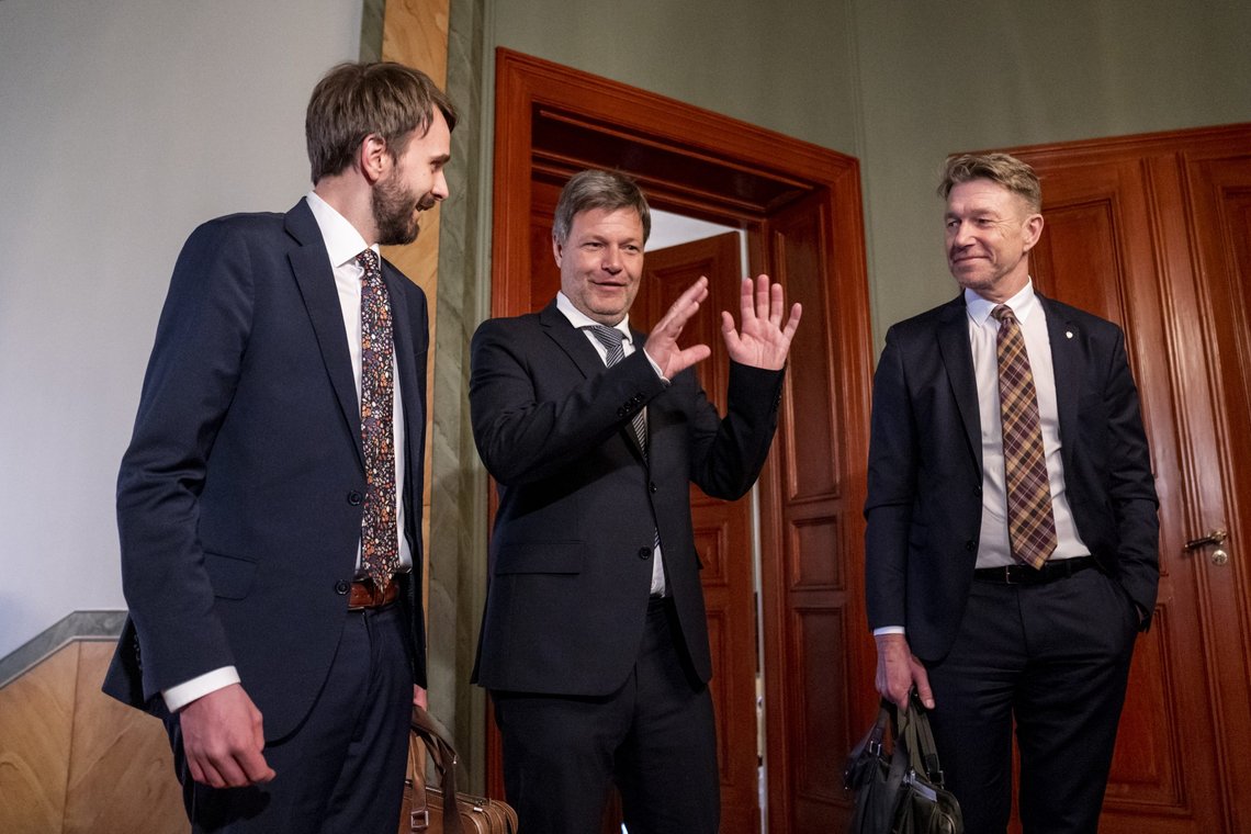 Oslo 20220316.
Tysklands næringsminister og visekansler Robert Habeck sammen med næringsminister Jan Christian Vestre t.v. og olje- og energiminister Terje Lien Aasland. Tema for møtet er blant annet Ukraina, energisamarbeid og grønn omstilling.
Foto: Torstein Bøe / NTB Oslo 20220316.
Tysklands næringsminister og visekansler Robert Habeck sammen med næringsminister Jan Christian Vestre t.v. og olje- og energiminister Terje Lien Aasland. Tema for møtet er blant annet Ukraina, energisamarbeid og grønn omstilling.
Foto: Torstein Bøe / NTB