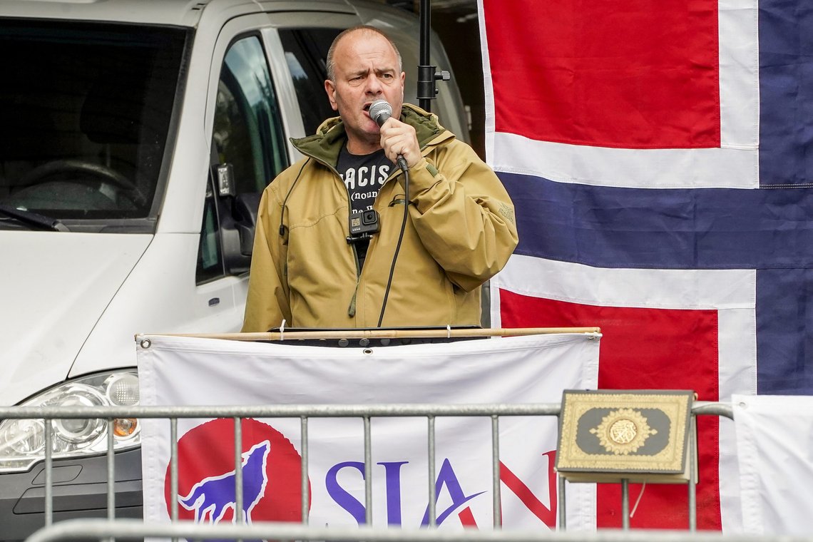 Lars Thorsen fra Stopp islamiseringen av Norge (SIAN) under markering ved Furuset senter i Oslo i 2021. Foto: Torstein Bøe, NTB. Lars Thorsen fra Stopp islamiseringen av Norge (SIAN) under markering ved Furuset senter i Oslo i 2021. Foto: Torstein Bøe, NTB.