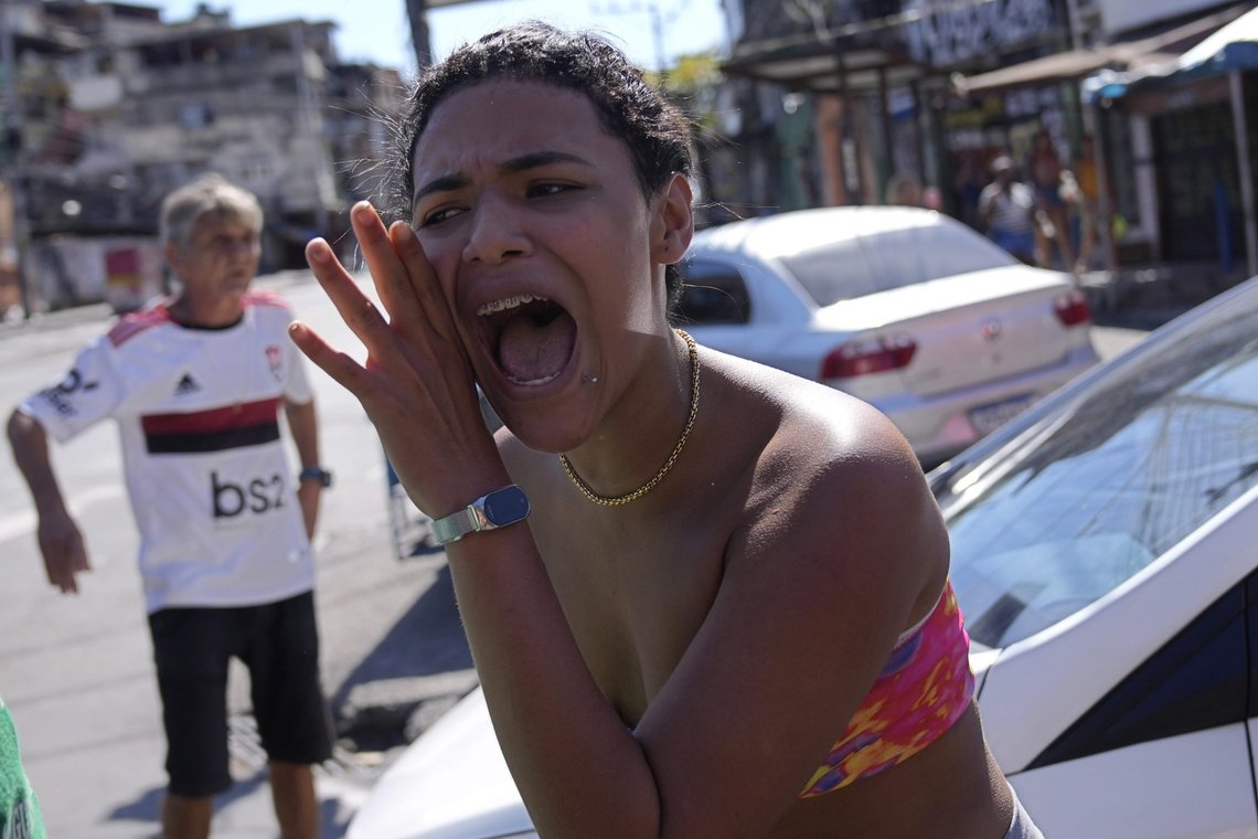 En kvinne protesterer mot politioperasjonen som resulterte i 19 dødsfall i favelaen Complexo do Alemao i Rio de Janeiro igår. Foto: Silvia Izquierdo / AP / NTB En kvinne protesterer mot politioperasjonen som resulterte i 19 dødsfall i favelaen Complexo do Alemao i Rio de Janeiro igår. Foto: Silvia Izquierdo / AP / NTB