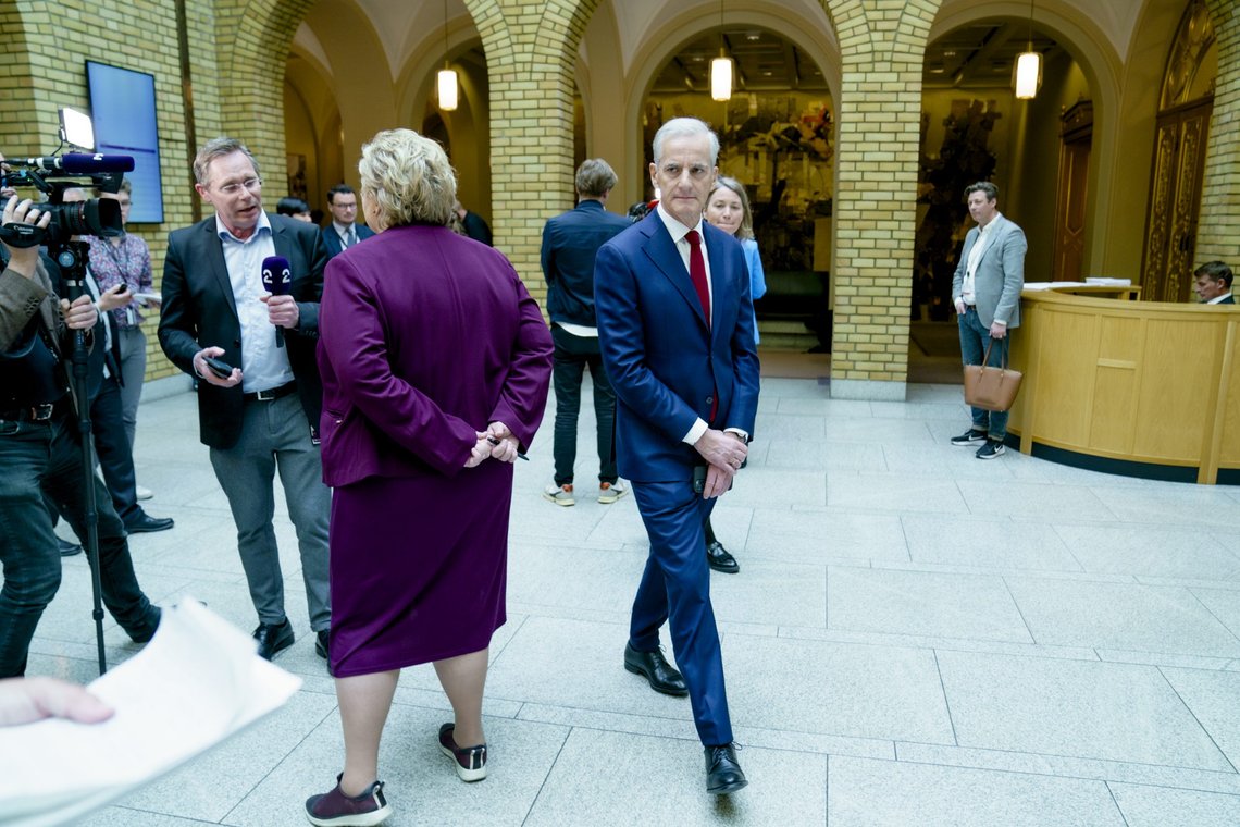 Oslo 20220426.
Erna Solberg (H) og statsminister Jonas Gahr Støre etter redegjørelsen om krigen i Ukraina for Stortinget.
Foto: Stian Lysberg Solum / NTB Oslo 20220426.
Erna Solberg (H) og statsminister Jonas Gahr Støre etter redegjørelsen om krigen i Ukraina for Stortinget.
Foto: Stian Lysberg Solum / NTB