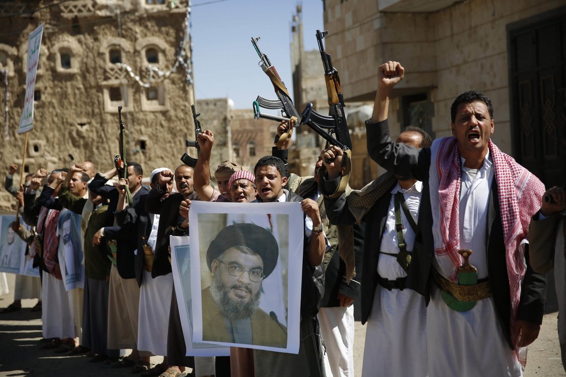 Sjiamuslimske opprørere bærer en plakat av Hizbollahs leder Hassan Nasrallah under en demonstrasjon til støtte for iransk-støttede Hizbollah i Sanaa, Yemen. Foto: Hani Mohammed / AP / NTB Sjiamuslimske opprørere bærer en plakat av Hizbollahs leder Hassan Nasrallah under en demonstrasjon til støtte for iransk-støttede Hizbollah i Sanaa, Yemen. Foto: Hani Mohammed / AP / NTB