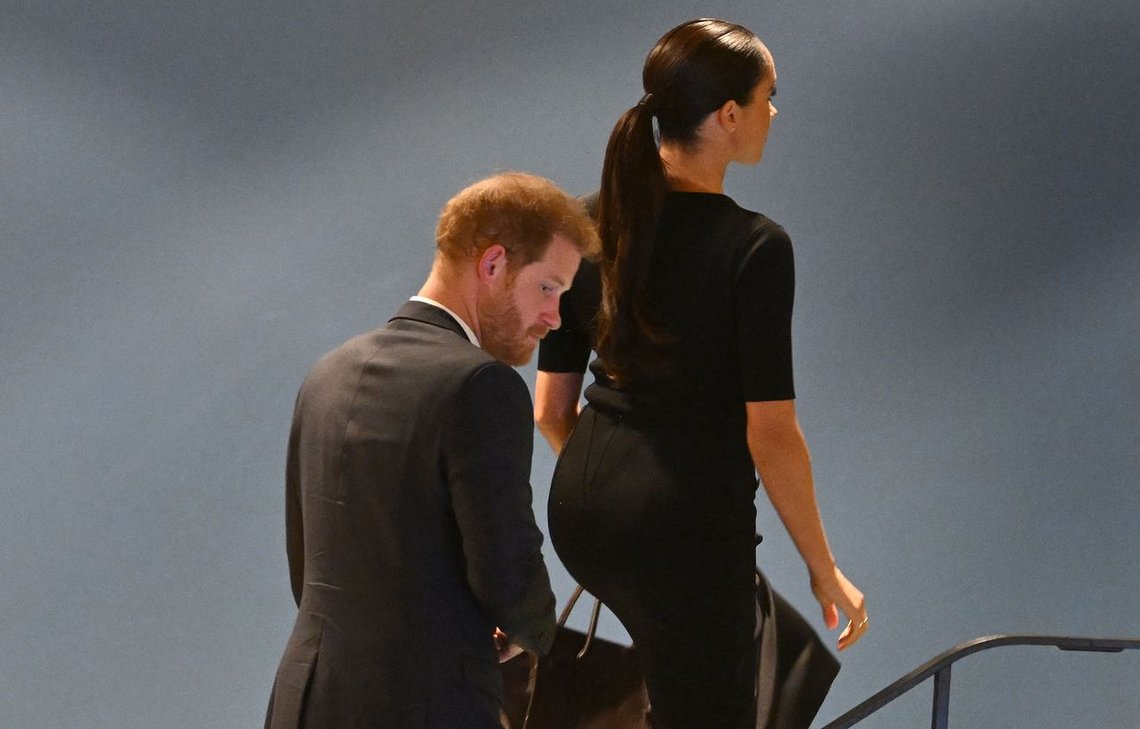 Meghan Markle leder an, prins Harry følger lydig etter. Foto: TIMOTHY A. CLARY/ AFP/ NTB Meghan Markle leder an, prins Harry følger lydig etter. Foto: TIMOTHY A. CLARY/ AFP/ NTB