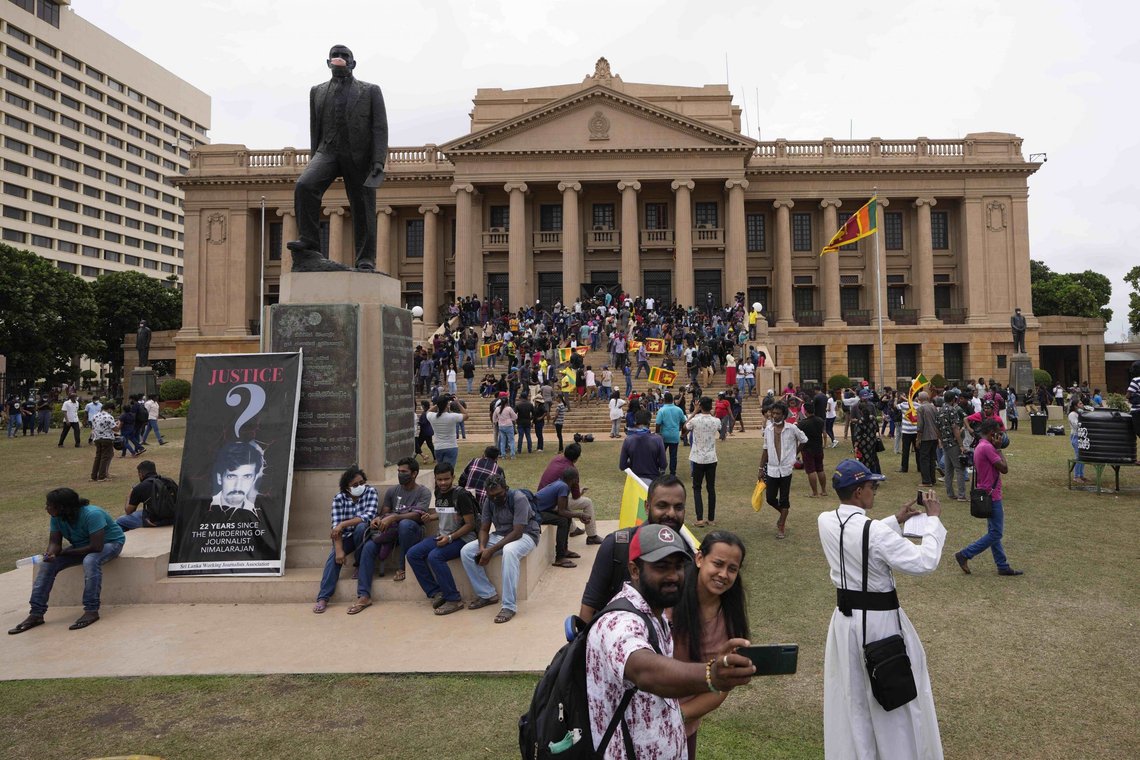 Demonstranter stormet presidentpalasset på Sri Lanka. I dag koser de seg i det erobrede området. I morgen begynner jobben med å bygge opp landet igjen. Foto: AP /Eranga Jayawardena /NTB Demonstranter stormet presidentpalasset på Sri Lanka. I dag koser de seg i det erobrede området. I morgen begynner jobben med å bygge opp landet igjen. Foto: AP /Eranga Jayawardena /NTB