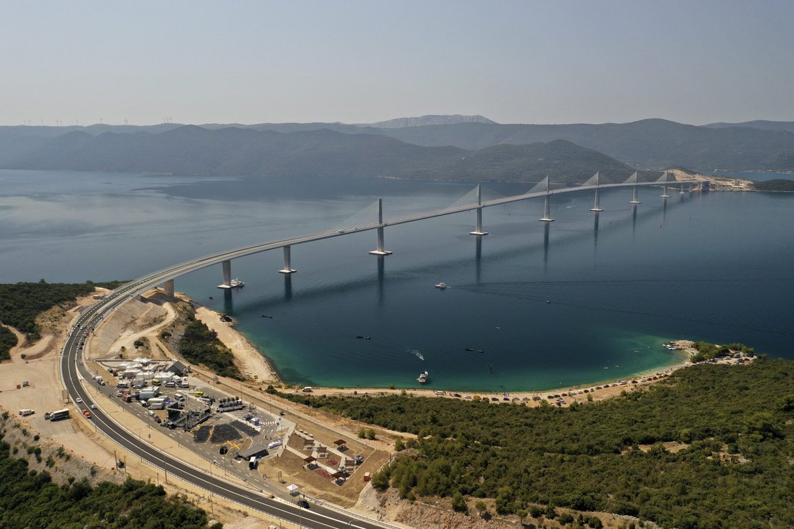 Peljesac-broen er en skråkabelbro, som går fra halvøya som har gitt den navn og over til det kroatiske «fastlandet». Litt til venstre for bildekanten fortsetter Mali Ston-bukta inn mot Bosnias 20 kilometer lange kystlinje. Foto: AP / NTB Peljesac-broen er en skråkabelbro, som går fra halvøya som har gitt den navn og over til det kroatiske «fastlandet». Litt til venstre for bildekanten fortsetter Mali Ston-bukta inn mot Bosnias 20 kilometer lange kystlinje. Foto: AP / NTB
