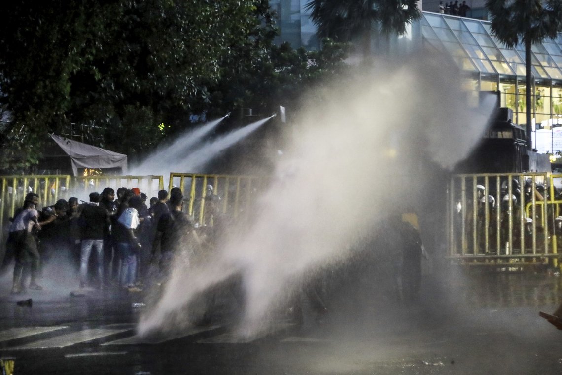 Politi bruker vannkanoner og tåregass for å spre studenter som demonstrerer i Sri Lankas hovedstad Colombo. Foto: Amitha Thennakoon / AP / NTB Politi bruker vannkanoner og tåregass for å spre studenter som demonstrerer i Sri Lankas hovedstad Colombo. Foto: Amitha Thennakoon / AP / NTB