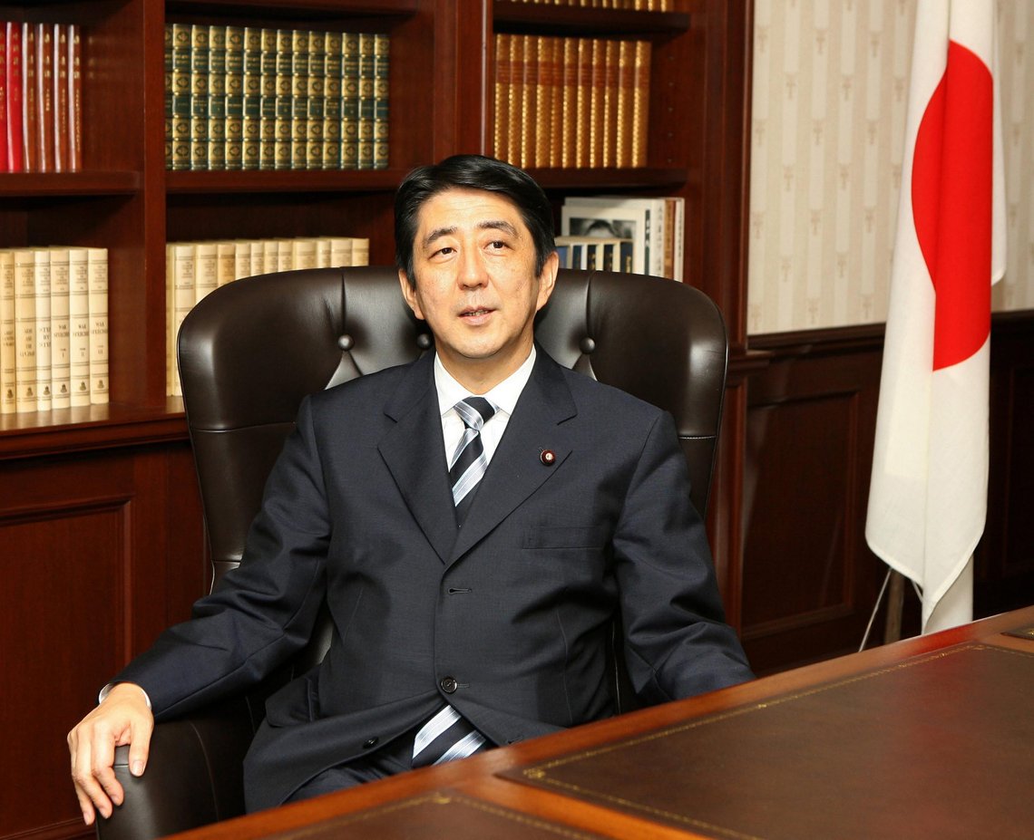 Japans tidligere og lengstsittende statsminister Shinzo Abe er død etter å ha blitt skutt under valgkamp fredag 8. juli 2022 i det vestlige Japan. Foto: Kazuhiro Nogi / AP / NTB Japans tidligere og lengstsittende statsminister Shinzo Abe er død etter å ha blitt skutt under valgkamp fredag 8. juli 2022 i det vestlige Japan. Foto: Kazuhiro Nogi / AP / NTB