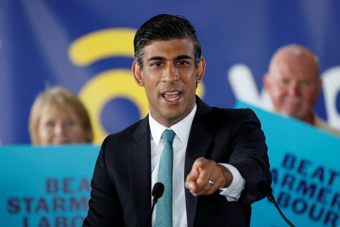 Rishi Sunak ønsker å bli ny leder av De konservative og britenes neste statsminister. Her under et politisk møte 23. juli. Foto: REUTERS/ Peter Nicholls/ NTB Rishi Sunak ønsker å bli ny leder av De konservative og britenes neste statsminister. Her under et politisk møte 23. juli. Foto: REUTERS/ Peter Nicholls/ NTB