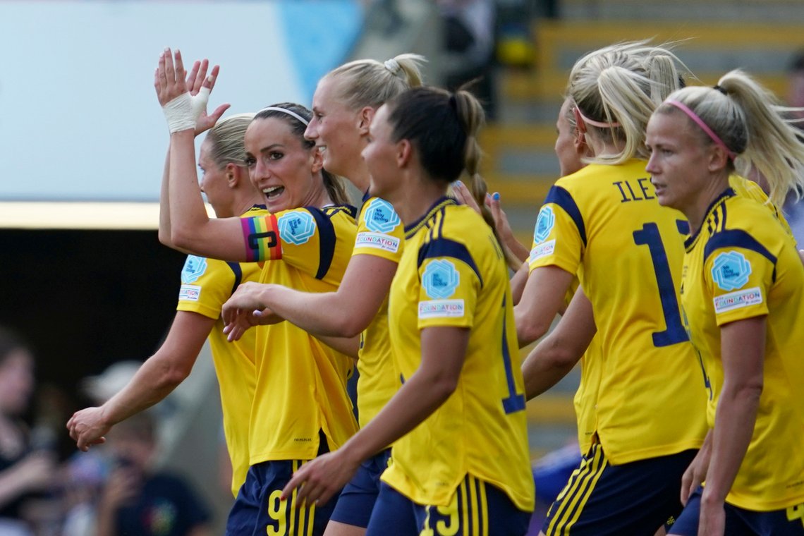 Det svenske kvinnelandslaget er klare for kvartfinale i EM. Men problemet er at de har for mange svensker på laget. De burde bli bedre på integrering, mener kommentator i Expressen. Foto: AP /Jon Super /NTB Det svenske kvinnelandslaget er klare for kvartfinale i EM. Men problemet er at de har for mange svensker på laget. De burde bli bedre på integrering, mener kommentator i Expressen. Foto: AP /Jon Super /NTB