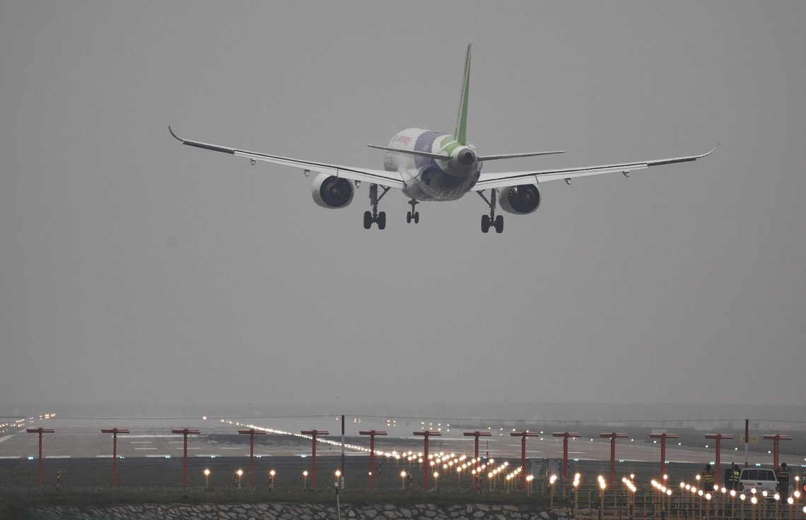 Flyet Comac C919 er kinesernes første selvutviklede moderne passasjerfly, her sett på vei inn til sin aller første landing. Men teknologien bak flyet er stjålet av kinesiske cyberspioner. Foto: AP/ Greg Baker/ NTB Flyet Comac C919 er kinesernes første selvutviklede moderne passasjerfly, her sett på vei inn til sin aller første landing. Men teknologien bak flyet er stjålet av kinesiske cyberspioner. Foto: AP/ Greg Baker/ NTB