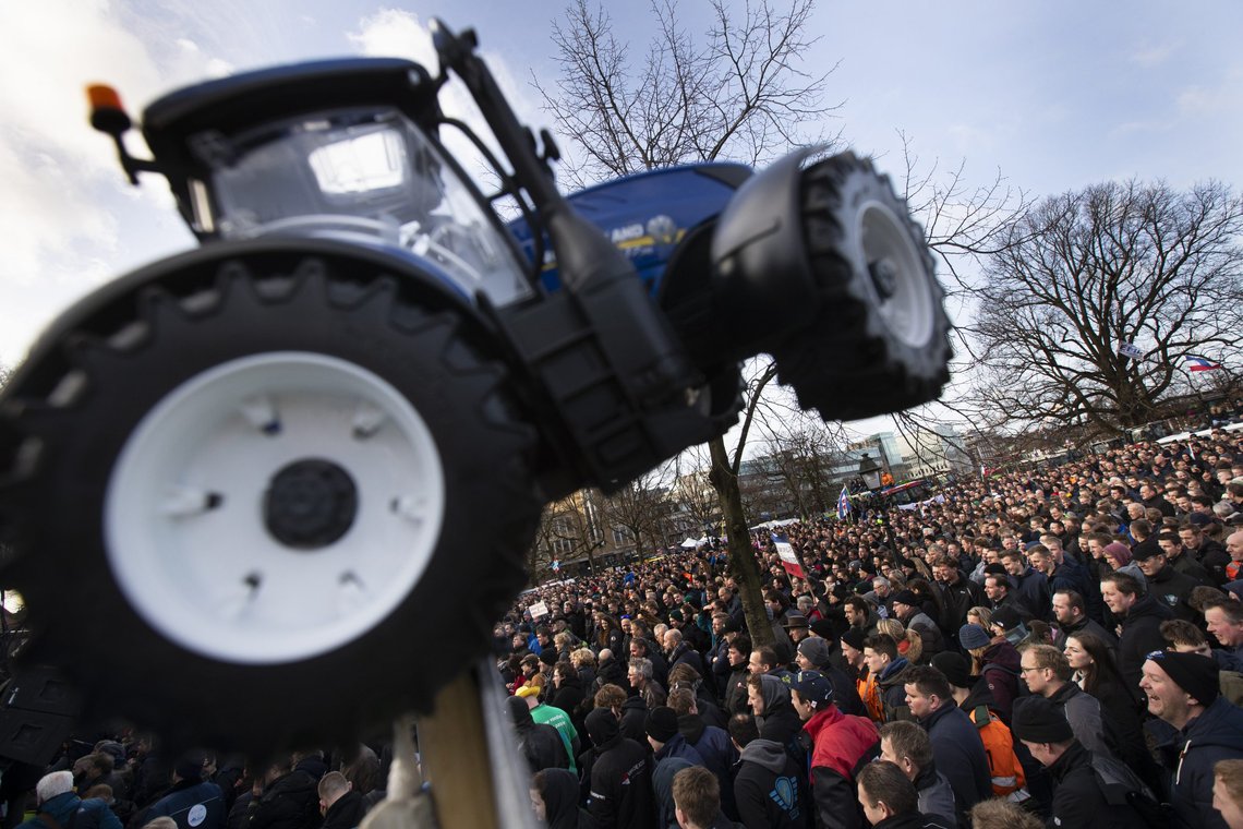 Bønder i Nederland protesterer mot myndighetenes destruktive klimapolitikk. Foto: Peter Dejong / AP Photo Bønder i Nederland protesterer mot myndighetenes destruktive klimapolitikk. Foto: Peter Dejong / AP Photo