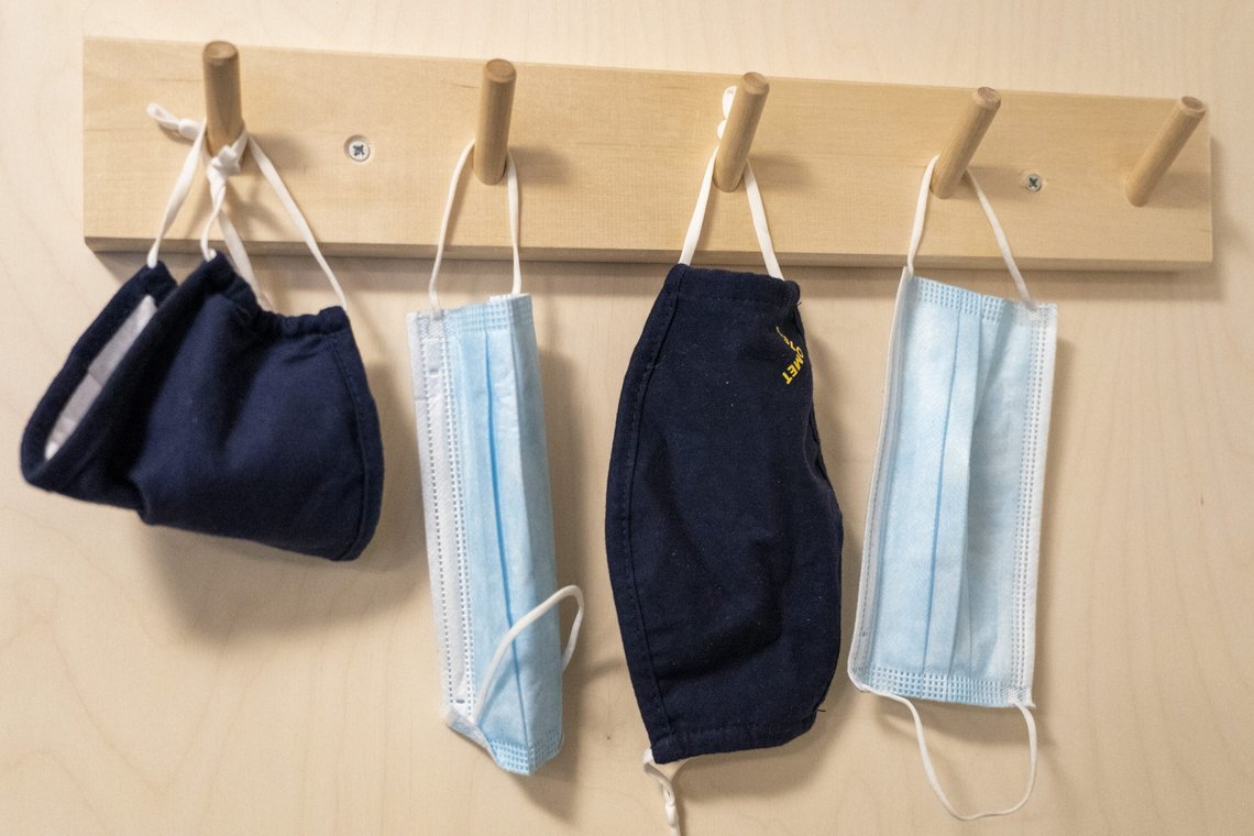 De fleste har vel lagt vekk munnbindene nå. Spørsmålet er om de noensinne hadde noen effekt. Foto: Terje Pedersen / NTB De fleste har vel lagt vekk munnbindene nå. Spørsmålet er om de noensinne hadde noen effekt. Foto: Terje Pedersen / NTB