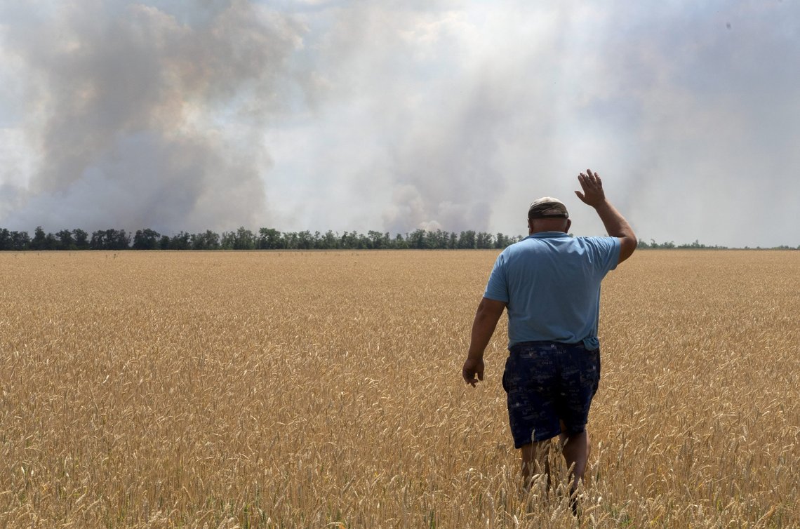 En ukrainsk bonde ser på at kornåkeren hans brenner etter et angrep i Dnipropetrovsk-regionen i Ukraina. Det har vært samtaler mellom Ukraina og Russland i Tyrkia denne uken om mulig korneksport. Foto: Efrem Lukatsky / AP / NTB En ukrainsk bonde ser på at kornåkeren hans brenner etter et angrep i Dnipropetrovsk-regionen i Ukraina. Det har vært samtaler mellom Ukraina og Russland i Tyrkia denne uken om mulig korneksport. Foto: Efrem Lukatsky / AP / NTB