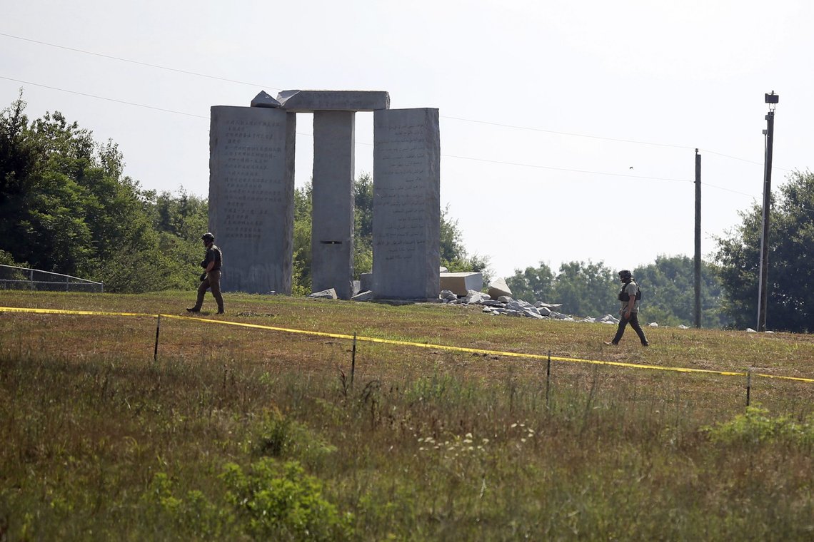 Monumentet Georgia Guidestones som det så ut etter sprengningen av det igår. Det er nu fjernet av sikkerhetsmessige årsaker. Foto: Rose Scoggins / AP / NTB Monumentet Georgia Guidestones som det så ut etter sprengningen av det igår. Det er nu fjernet av sikkerhetsmessige årsaker. Foto: Rose Scoggins / AP / NTB