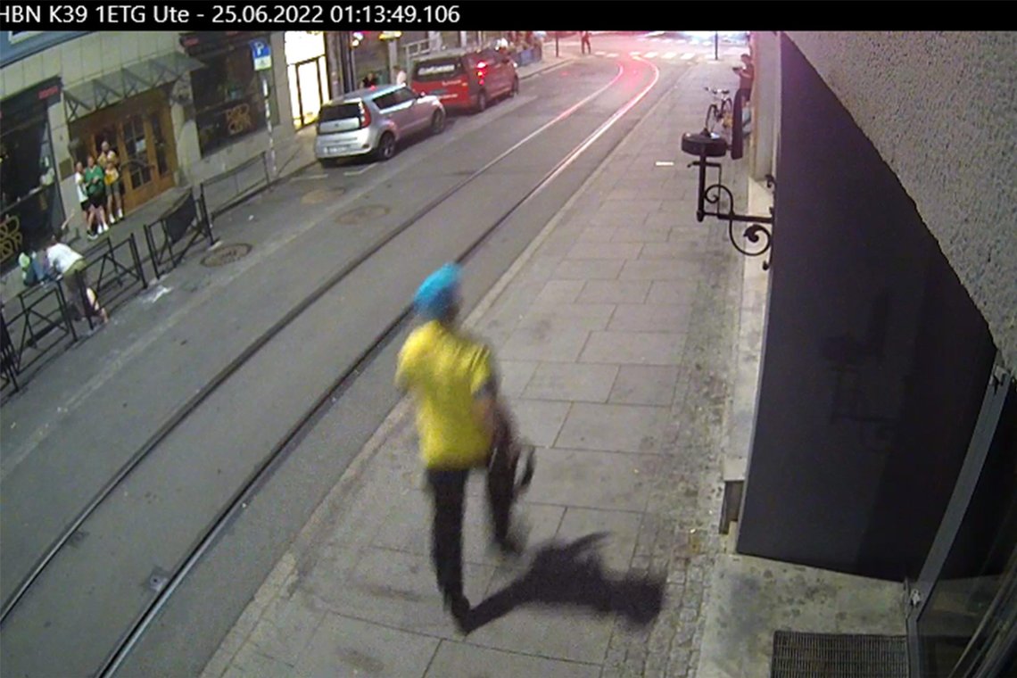 Oslo 20220705.
Politiet ønsker observasjoner, bilder og video av Zaniar Matapou på 18-trikken før skytingen i Oslo natt til 25. juni, og de har frigitt et nytt bilde av ham.
De ber på nytt personer som var om bord på trikk nummer 18 som gikk fra Rikshospitalet natt til lørdag 25. juni kl. 0.55, med ankomst til tinghuset cirka klokken 1.11 om å ta kontakt.
– Hvis du var på trikken hele eller deler av strekningen og gjorde observasjoner av – eller har bilder eller video av – den siktede i saken, ønsker politiet at du kontakter oss på vårt tipsmottak på Politiet.no: https://tips.politiet.no/web/, skriver de i en pressemelding.
Foto: Politiet / NTB Oslo 20220705.
Politiet ønsker observasjoner, bilder og video av Zaniar Matapou på 18-trikken før skytingen i Oslo natt til 25. juni, og de har frigitt et nytt bilde av ham.
De ber på nytt personer som var om bord på trikk nummer 18 som gikk fra Rikshospitalet natt til lørdag 25. juni kl. 0.55, med ankomst til tinghuset cirka klokken 1.11 om å ta kontakt.
– Hvis du var på trikken hele eller deler av strekningen og gjorde observasjoner av – eller har bilder eller video av – den siktede i saken, ønsker politiet at du kontakter oss på vårt tipsmottak på Politiet.no: https://tips.politiet.no/web/, skriver de i en pressemelding.
Foto: Politiet / NTB