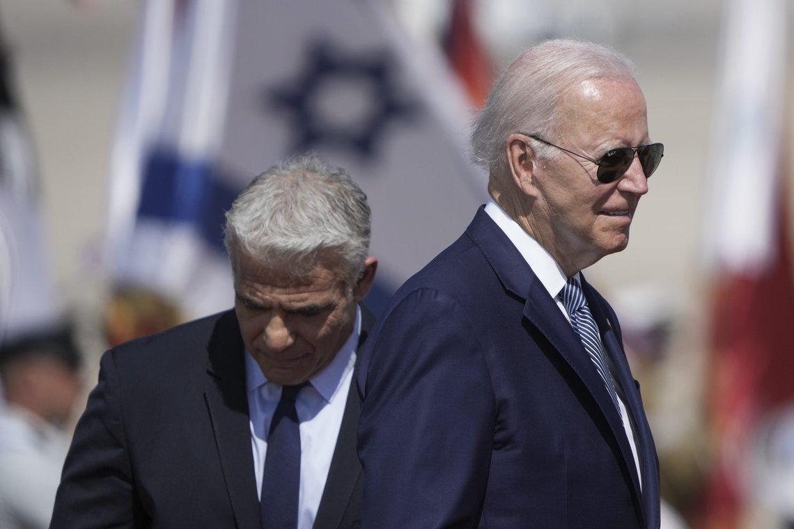 Biden til høyre sammen med Israels statsminister Yair Lapid i en ankomstseremoni på Ben Gurion lufthavn. Han vil møte israelske og palestinske ledere før han fortsetter til Saudi-Arabia. Foto: Ariel Schalit / AP / NTB Biden til høyre sammen med Israels statsminister Yair Lapid i en ankomstseremoni på Ben Gurion lufthavn. Han vil møte israelske og palestinske ledere før han fortsetter til Saudi-Arabia. Foto: Ariel Schalit / AP / NTB