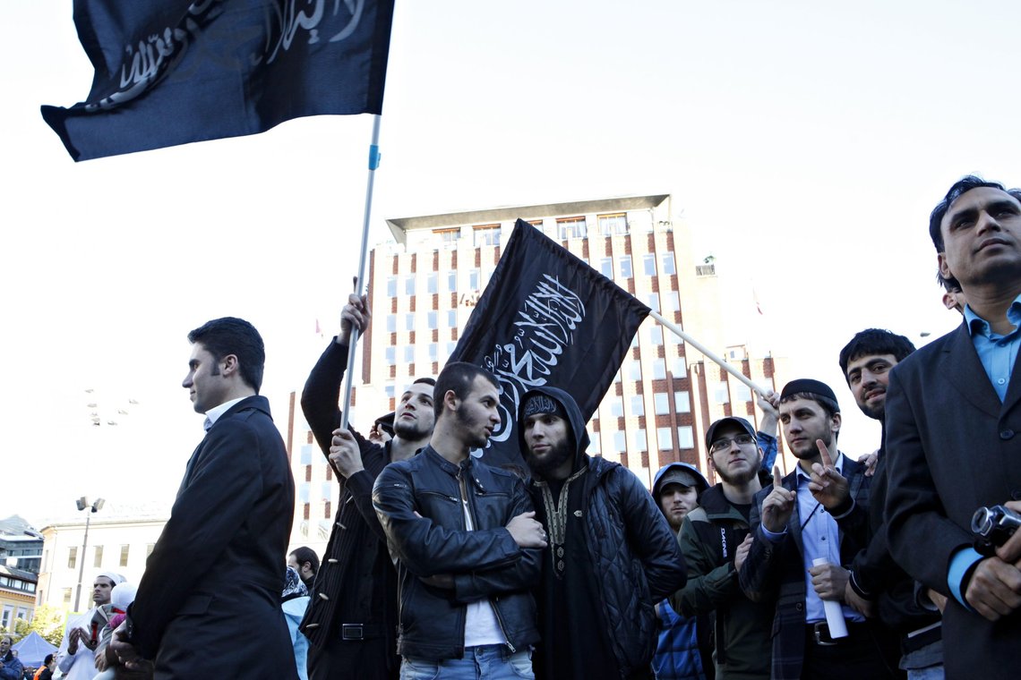 Oslo 20120921.
Tsjetsjenske muslimer vifter det islamske flagget med Kalina-bønn på. De har tatt det svarte flagget fordi det betyr tristhet. De var blant mange som hadde funnet veien til Youngstorget og fredagens markering mot videoen "Innocence of Muslims". Markeringen ble holdt av Muslimsk råd.
Foto: Anette Karlsen / NTB Oslo 20120921.
Tsjetsjenske muslimer vifter det islamske flagget med Kalina-bønn på. De har tatt det svarte flagget fordi det betyr tristhet. De var blant mange som hadde funnet veien til Youngstorget og fredagens markering mot videoen "Innocence of Muslims". Markeringen ble holdt av Muslimsk råd.
Foto: Anette Karlsen / NTB