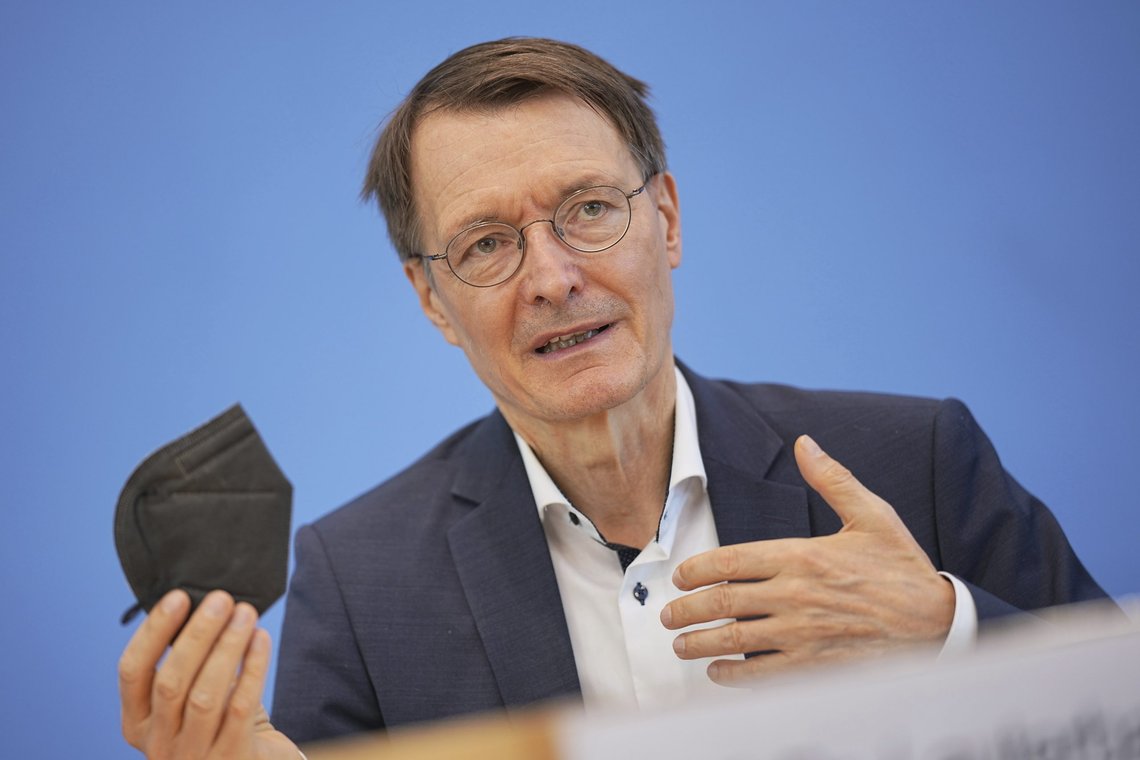Tysk storavis kommer med hard kritikk av helseminister Karl Lauterbach, som hele veien har benektet at vaksinen mot Covid-19 kan ha noen bivirkninger av betydning. Foto: Michael Kappeler/dpa via AP/ NTB Tysk storavis kommer med hard kritikk av helseminister Karl Lauterbach, som hele veien har benektet at vaksinen mot Covid-19 kan ha noen bivirkninger av betydning. Foto: Michael Kappeler/dpa via AP/ NTB