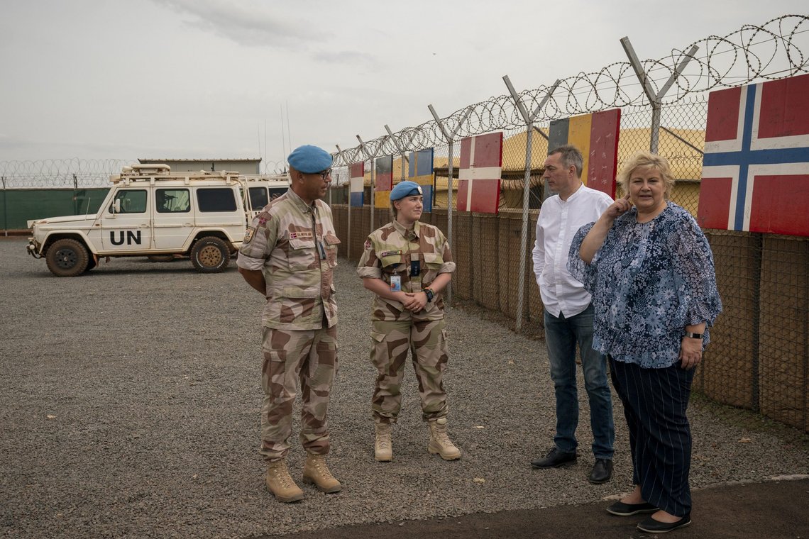 Bamako, Mali 20190531.
Påtroppende camp commander Malene (i midten) fra Malvik i Trøndelag sammen med statsminister Erna Solberg og forsvarsminister Frank Bakke-Jensen i den norske leiren Camp Bifrost i Bamako. Soldatene som bor der er en del av den norske kontigenten som deltar i FNs fredsbevarende operasjon i Mali, MINUSMA.
Foto: Heiko Junge / NTB Bamako, Mali 20190531.
Påtroppende camp commander Malene (i midten) fra Malvik i Trøndelag sammen med statsminister Erna Solberg og forsvarsminister Frank Bakke-Jensen i den norske leiren Camp Bifrost i Bamako. Soldatene som bor der er en del av den norske kontigenten som deltar i FNs fredsbevarende operasjon i Mali, MINUSMA.
Foto: Heiko Junge / NTB