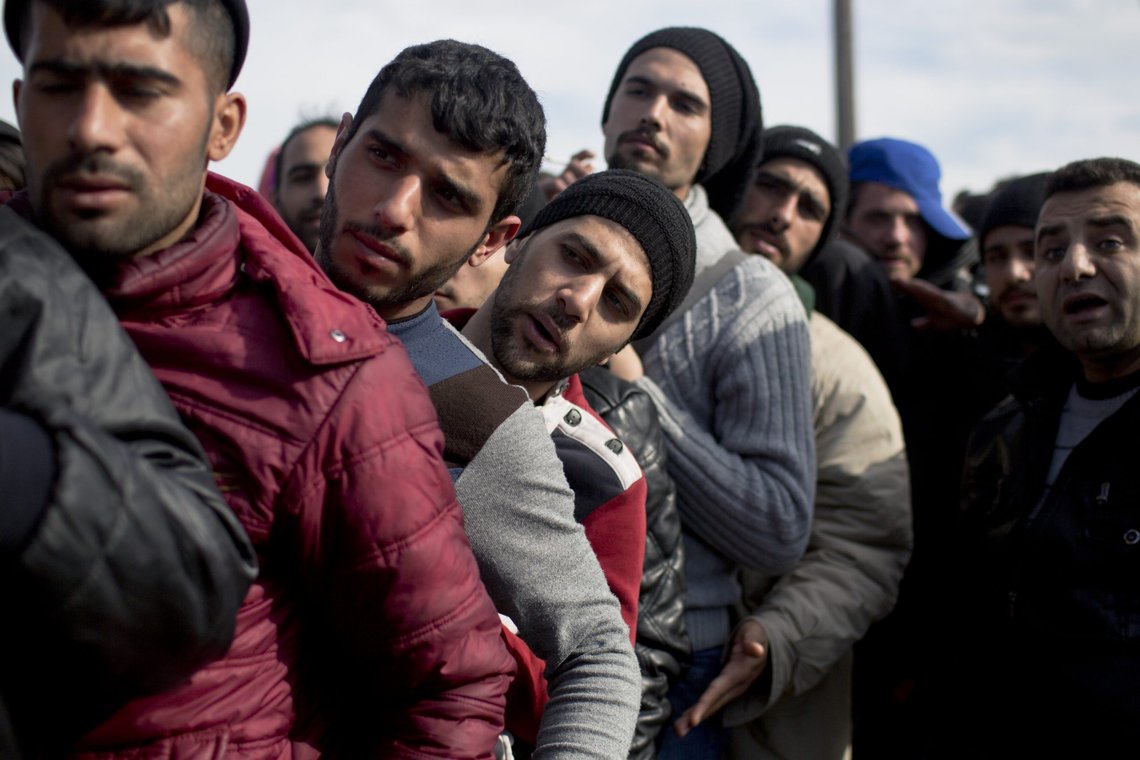 Illegale migranter på grensa mellom Nord-Makedonia og Hellas. Arkivbilde fra 2016. Foto: Petros Giannakouris, AP-NTB. Illegale migranter på grensa mellom Nord-Makedonia og Hellas. Arkivbilde fra 2016. Foto: Petros Giannakouris, AP-NTB.