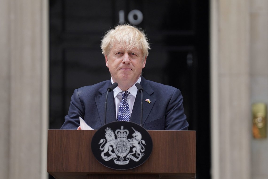 Boris Johnson kunngjorde torsdag utenfor statsministerboligen 10 Downing Street at han går av som partileder og statsminister. Foto: Stefan Rousseau / PA / AP / NTB Boris Johnson kunngjorde torsdag utenfor statsministerboligen 10 Downing Street at han går av som partileder og statsminister. Foto: Stefan Rousseau / PA / AP / NTB