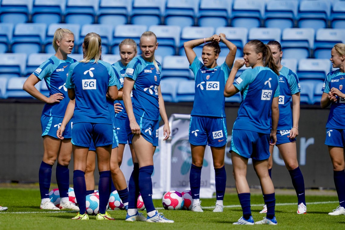 Oslo 20220622.
Sophie Haug, Anna Langås Jøsendal, Karina Sævik, Celin Bizet Ildhusøy, Guro Reiten og Julie Blakstad under treningen med kvinnelandslaget i fotball på Ullevaal stadion.
Foto: Heiko Junge / NTB Oslo 20220622.
Sophie Haug, Anna Langås Jøsendal, Karina Sævik, Celin Bizet Ildhusøy, Guro Reiten og Julie Blakstad under treningen med kvinnelandslaget i fotball på Ullevaal stadion.
Foto: Heiko Junge / NTB