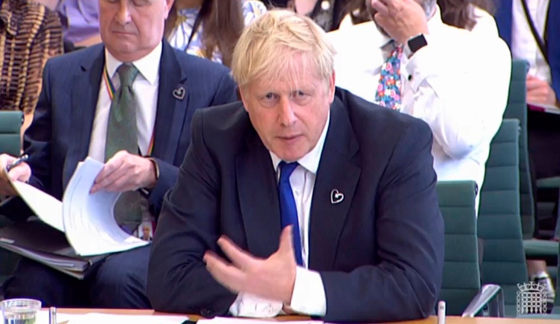 Boris Johnson under press i Underhuset. 32 medlemmer av regjeringen og støtteapparatet har trukket seg. Foto: House of Commons / AP /NTB Boris Johnson under press i Underhuset. 32 medlemmer av regjeringen og støtteapparatet har trukket seg. Foto: House of Commons / AP /NTB