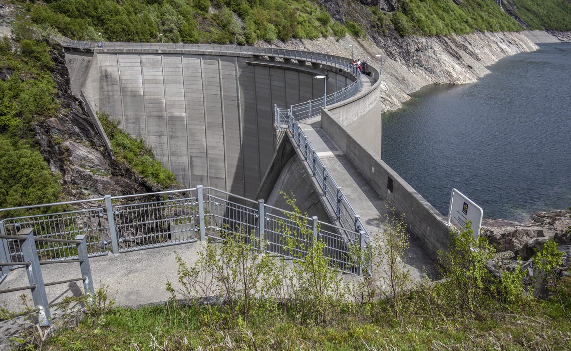 Åtte fylkesledere i Senterpartiet vil kutte strømeksporten til fyllingsgraden i kraftmagasinene er over median. Her sees Zakariasdammen som demmer opp Zakariasvatnet i Tafjord i Fjord kommune i Møre og Romsdal. Dammen er hovedmagasin for Tafjord Kraft AS. Foto: Halvard Alvik / NTB Åtte fylkesledere i Senterpartiet vil kutte strømeksporten til fyllingsgraden i kraftmagasinene er over median. Her sees Zakariasdammen som demmer opp Zakariasvatnet i Tafjord i Fjord kommune i Møre og Romsdal. Dammen er hovedmagasin for Tafjord Kraft AS. Foto: Halvard Alvik / NTB