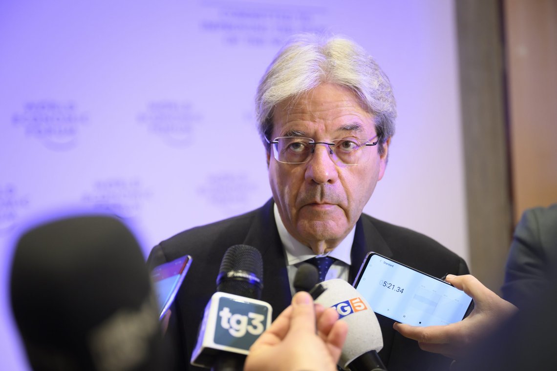 EUs økonomikommissær Paolo Gentiloni, her avbildet da han selvsagt deltok i WEFs konferanse i Davos i mai. Foto: Laurent Gillieron/ Keystone/ AP /NTB EUs økonomikommissær Paolo Gentiloni, her avbildet da han selvsagt deltok i WEFs konferanse i Davos i mai. Foto: Laurent Gillieron/ Keystone/ AP /NTB