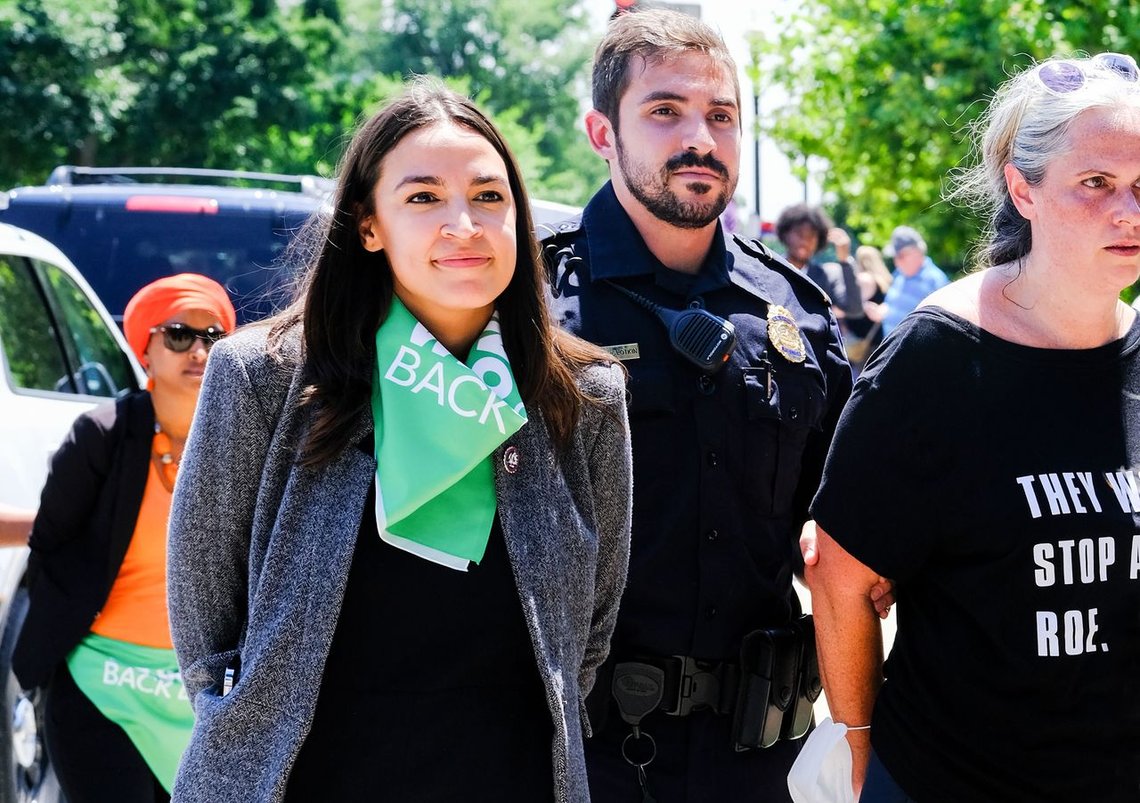 Alexandria Ocasio-Cortez (D) later som hun er iført håndjern. Bilder fra andre vinkler avslørte den nokså banale bløffen. Foto: Shutterstock/ NTB Alexandria Ocasio-Cortez (D) later som hun er iført håndjern. Bilder fra andre vinkler avslørte den nokså banale bløffen. Foto: Shutterstock/ NTB