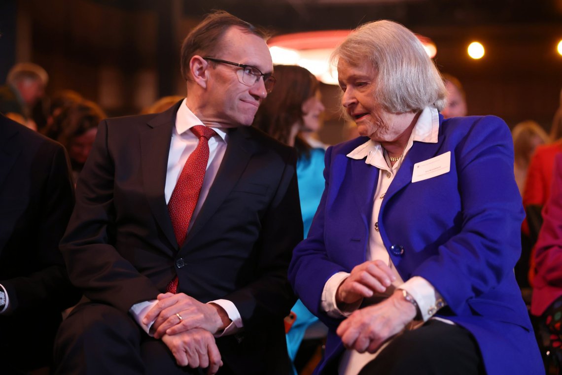 Oslo 20220506.
Klima- og miljøminister Espen Barth Eide og Gro Harlem Brundtland under Klima- og miljødepartementets 50-års-jubileum.
Foto: Ørn E. Borgen / NTB Oslo 20220506.
Klima- og miljøminister Espen Barth Eide og Gro Harlem Brundtland under Klima- og miljødepartementets 50-års-jubileum.
Foto: Ørn E. Borgen / NTB