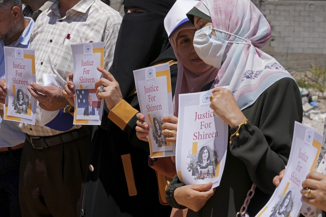 Med drapet på Al Jazeera-journalisten Shireen Abu Akleh har anti-Israel-fronten fått en sak de kan hamre løs på Israel med.
Palestinian journalists hold pictures of U.S. President Joe Biden and slain Palestinian-American journalist Shireen Abu Akleh during a sit-in protest in Gaza City, Wednesday, July 13, 2022. The protest, which coincides with the arrival of U.S. President Joe Biden to Israel, demands justice for the veteran Al Jazeera reporter who was shot dead while covering an Israeli army raid in the West Bank in May. (AP Photo/Adel Hana) Med drapet på Al Jazeera-journalisten Shireen Abu Akleh har anti-Israel-fronten fått en sak de kan hamre løs på Israel med.
Palestinian journalists hold pictures of U.S. President Joe Biden and slain Palestinian-American journalist Shireen Abu Akleh during a sit-in protest in Gaza City, Wednesday, July 13, 2022. The protest, which coincides with the arrival of U.S. President Joe Biden to Israel, demands justice for the veteran Al Jazeera reporter who was shot dead while covering an Israeli army raid in the West Bank in May. (AP Photo/Adel Hana)