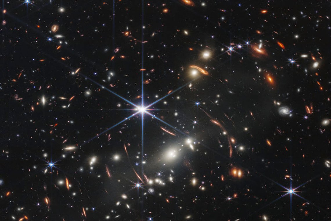 Bildet fra Nasa viser galakseklyngen SMACS 0723 og er tatt av romteleskopet James Webb. Dette er det første bildet fra dette teleskopet, som er laget for å se langt tilbake i tid. Foto: Nasa / Esa / CSA via AP / NTB Bildet fra Nasa viser galakseklyngen SMACS 0723 og er tatt av romteleskopet James Webb. Dette er det første bildet fra dette teleskopet, som er laget for å se langt tilbake i tid. Foto: Nasa / Esa / CSA via AP / NTB