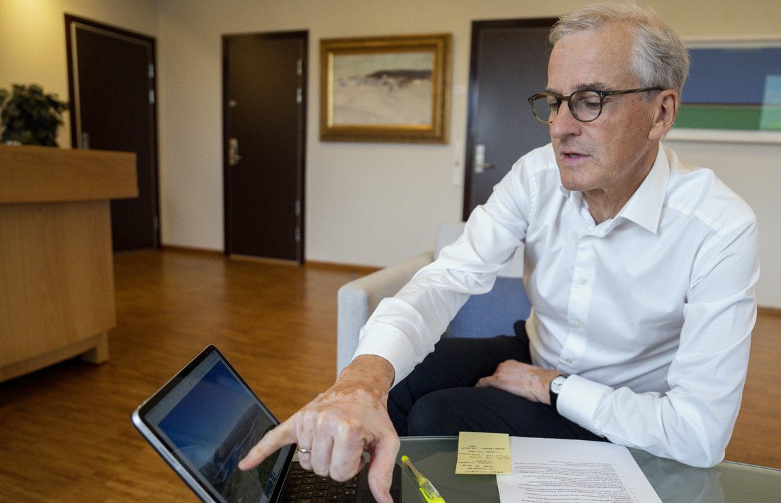 Statsminister Jonas Gahr Støre viser fram bilder som han selv har tatt med mobiltelefonen ved Hallingskarvet. På bildene kommer det fram at fyllingsgraden i vannmagasinet der oppe fortsatt er lav, men at det fosser inn med vann fra snøsmeltingen. Nå lover statsministeren å gjøre alt han kan for å sikre at magasinene fylles før vinteren. Foto: Beate Oma Dahle / NTB Statsminister Jonas Gahr Støre viser fram bilder som han selv har tatt med mobiltelefonen ved Hallingskarvet. På bildene kommer det fram at fyllingsgraden i vannmagasinet der oppe fortsatt er lav, men at det fosser inn med vann fra snøsmeltingen. Nå lover statsministeren å gjøre alt han kan for å sikre at magasinene fylles før vinteren. Foto: Beate Oma Dahle / NTB