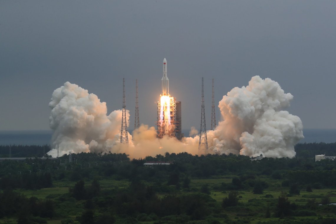 Kinesisk oppskyting med rakett av typen Long March-5B på den tropiske øya Hainan. Arkivbilde fra april 2021. Foto: Ju Zhenhua, AP-NTB. Kinesisk oppskyting med rakett av typen Long March-5B på den tropiske øya Hainan. Arkivbilde fra april 2021. Foto: Ju Zhenhua, AP-NTB.