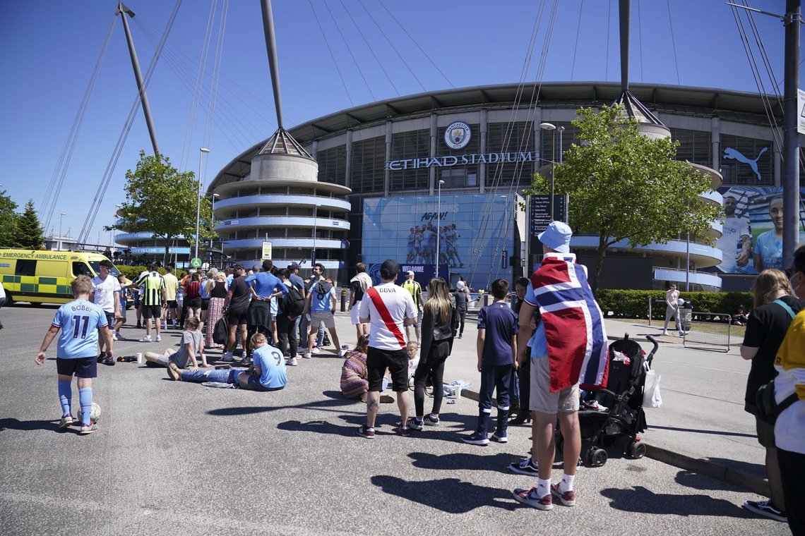 Manchester City-fansen venter på presentasjonen av blandet andre Erling Braut Haaland uten for Etihad søndag formiddag. Foto: Dave Thompson / AP / NTB Manchester City-fansen venter på presentasjonen av blandet andre Erling Braut Haaland uten for Etihad søndag formiddag. Foto: Dave Thompson / AP / NTB