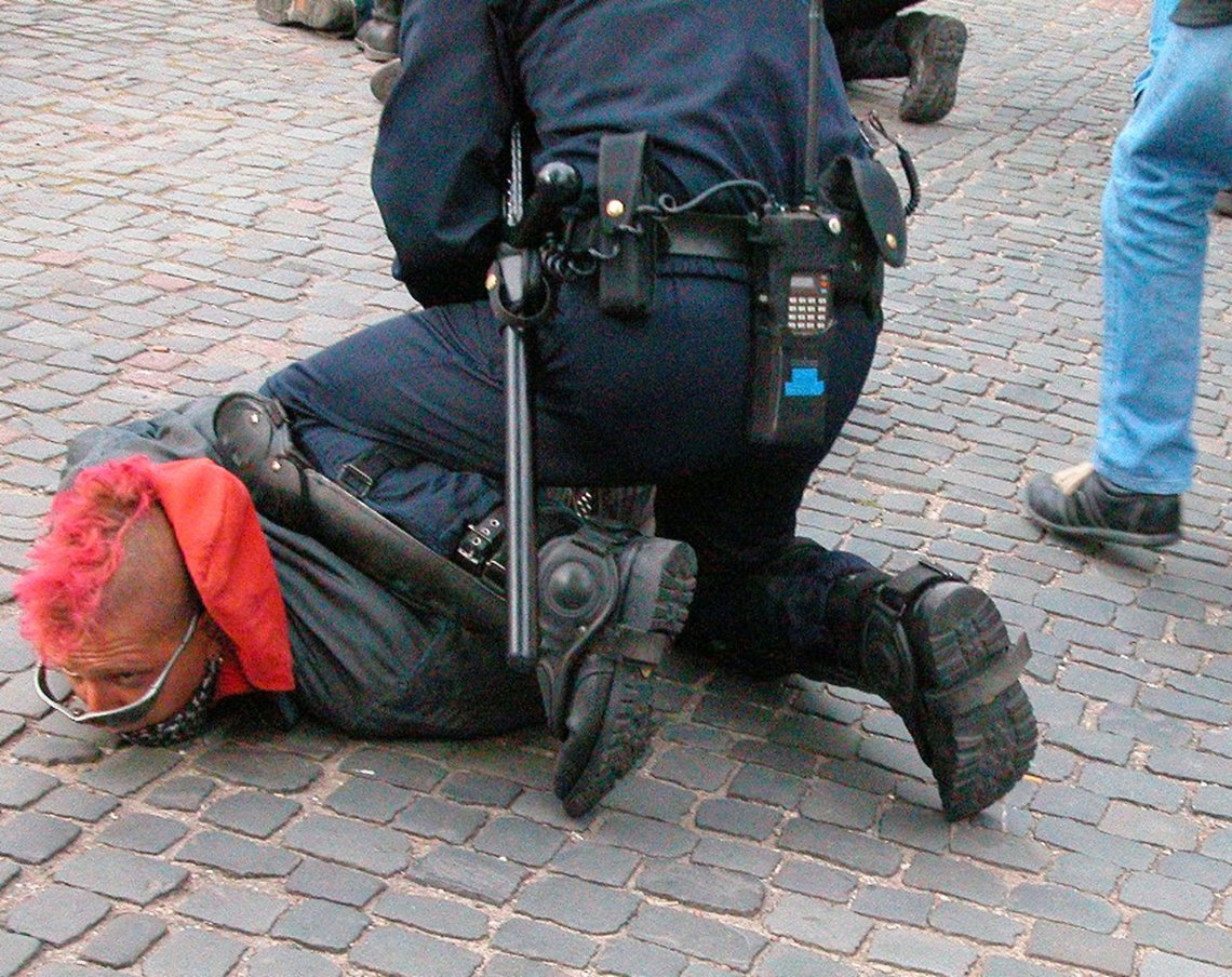 Et medlem av gruppen «Ingen grenser» arresteres av politiet under en demonstrasjon i forrige måned. Illustrasjonsfoto: Christian Lutz / AP / NTB Et medlem av gruppen «Ingen grenser» arresteres av politiet under en demonstrasjon i forrige måned. Illustrasjonsfoto: Christian Lutz / AP / NTB