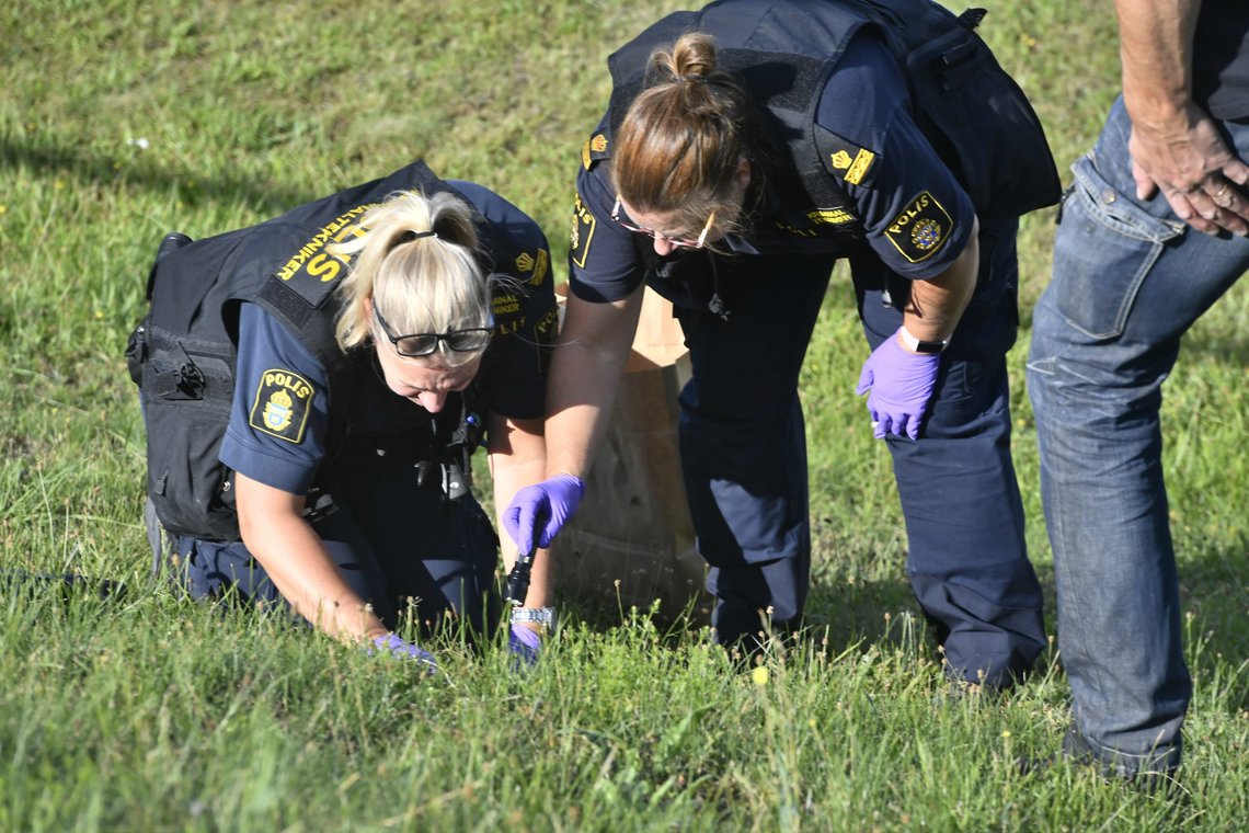 Den unge jenta som ble drept på en bensinstasjon i Botkyrka i august 2020 vakte stor oppmerksomhet. Nå er drap på og mellom barn blitt vanligere. Billedtekst: Norsborg, Sverige 20200802.
Ei jente på under 15 år er skutt og drept på en bensinstasjon i Botkyrka sør for Stockholm
Foto: Naina Helén Jåma/ TT NYHETSBYRÅN / NTB Den unge jenta som ble drept på en bensinstasjon i Botkyrka i august 2020 vakte stor oppmerksomhet. Nå er drap på og mellom barn blitt vanligere. Billedtekst: Norsborg, Sverige 20200802.
Ei jente på under 15 år er skutt og drept på en bensinstasjon i Botkyrka sør for Stockholm
Foto: Naina Helén Jåma/ TT NYHETSBYRÅN / NTB