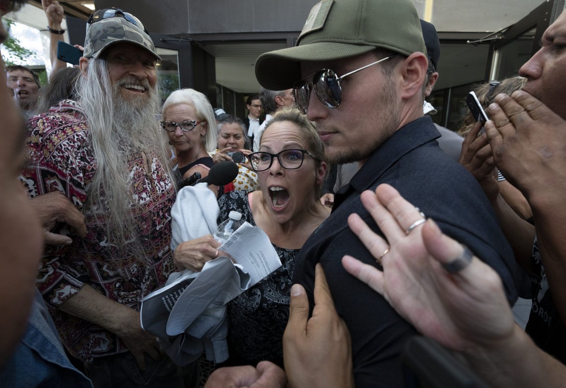 Supportere omringer Freedom Convoy-arrangøren Tamara Lich idet hun forlater retten i Ottawa, Ontario. Foto: Adrian Wyld / AP / NTB Supportere omringer Freedom Convoy-arrangøren Tamara Lich idet hun forlater retten i Ottawa, Ontario. Foto: Adrian Wyld / AP / NTB