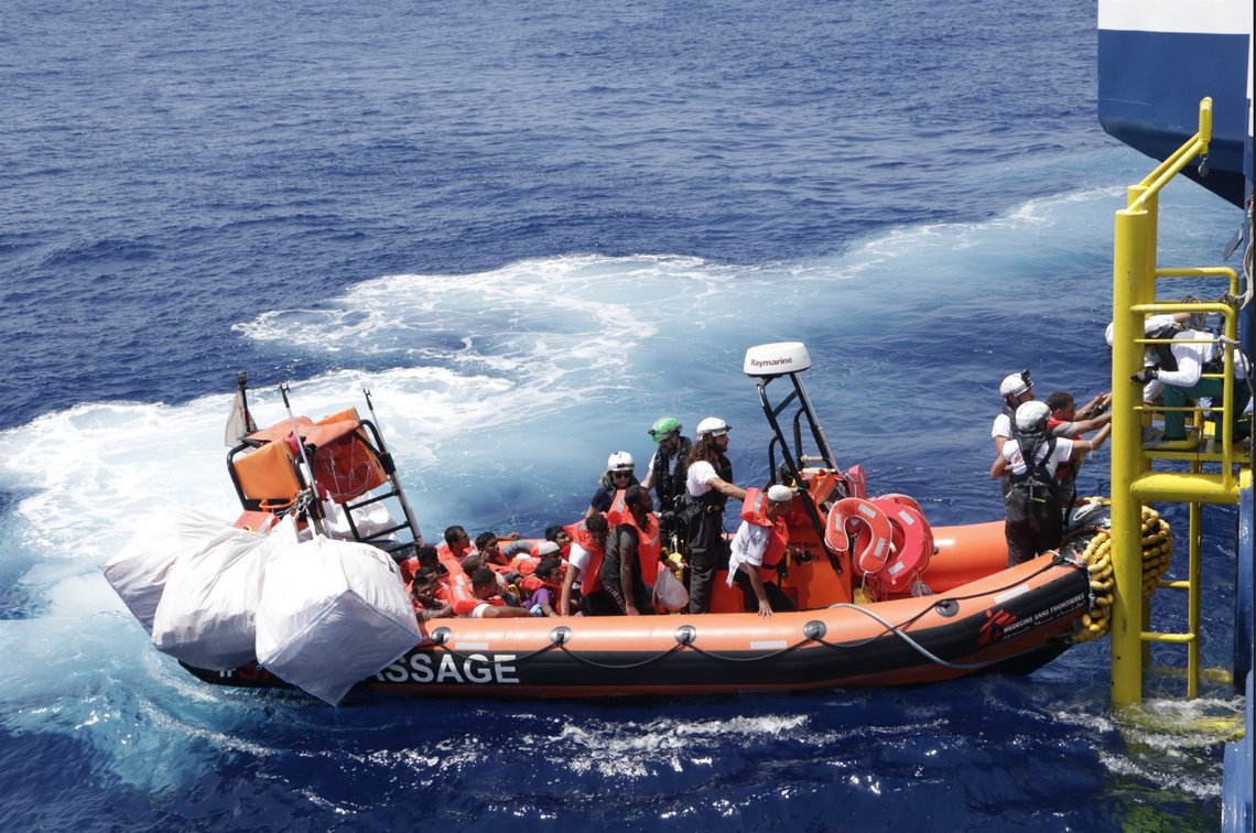 Migranter på vei over Middelhavet blir hjulpet ombord i Leger uten grensers båt, SeaBarents siste uken av juli, 2022. Foto: SeaWatch/MSF Migranter på vei over Middelhavet blir hjulpet ombord i Leger uten grensers båt, SeaBarents siste uken av juli, 2022. Foto: SeaWatch/MSF