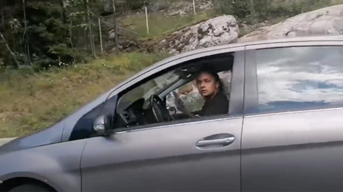 Gjerningskvinnen forfølger Sian-bilen Gjerningskvinnen forfølger Sian-bilen