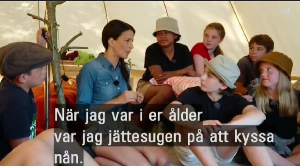 Malin Olsson lærer barn å tungekysse. Skjermdump SVT Malin Olsson lærer barn å tungekysse. Skjermdump SVT