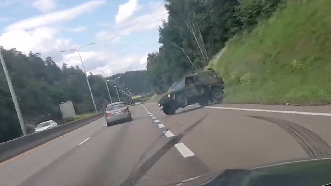 Øyeblikket før bilen med de fem Sian-medlemmene ruller rundt og blir liggende på taket på E6. Mercedesen med de to kvinnene til venstre. Stillbilde fra video: Alternativ Media / Facebook. Øyeblikket før bilen med de fem Sian-medlemmene ruller rundt og blir liggende på taket på E6. Mercedesen med de to kvinnene til venstre. Stillbilde fra video: Alternativ Media / Facebook.