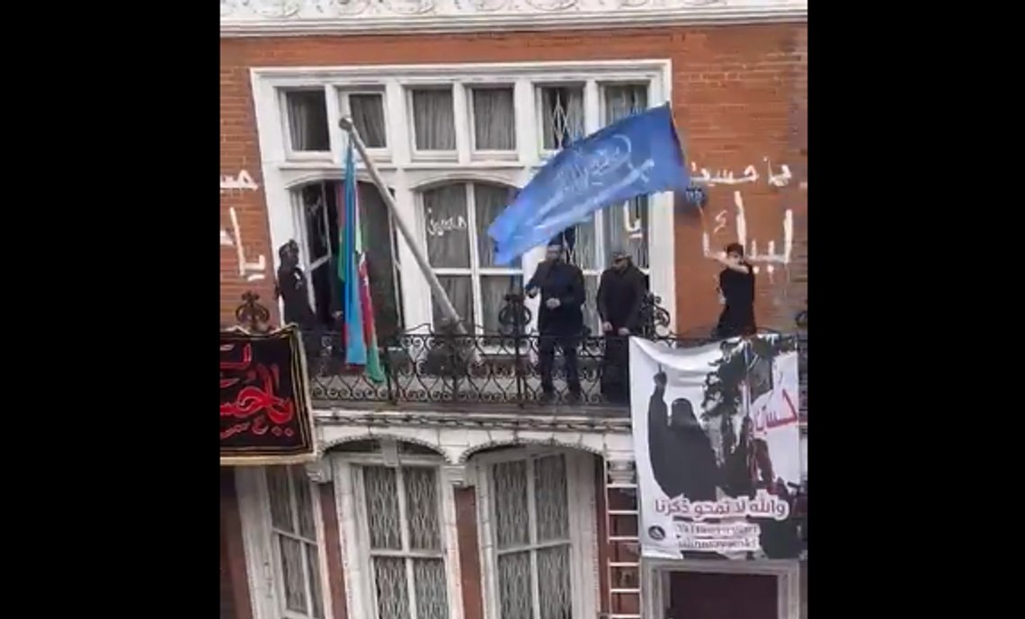 Åtte menn er arrestert etter stormingen av Aserbajdsjans ambassade torsdag.
Foto: Skjermdump Twitter Åtte menn er arrestert etter stormingen av Aserbajdsjans ambassade torsdag.
Foto: Skjermdump Twitter