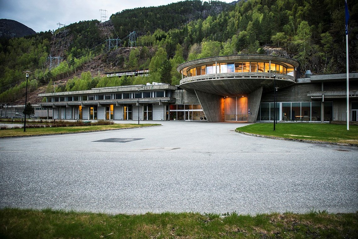 I år regner Suldal kommune med å tjene 150 millioner kroner bare på salg av konsesjonskraft. Nå ønsker de å tilby innbyggerne sine strøm til 50 øre per kilowattime. Her er Hydros gamle kontrollbygg på Nesflaten, tegnet av arkitekt Geir Grung, nå omgjort til hotell. Foto: Energihotellet.no I år regner Suldal kommune med å tjene 150 millioner kroner bare på salg av konsesjonskraft. Nå ønsker de å tilby innbyggerne sine strøm til 50 øre per kilowattime. Her er Hydros gamle kontrollbygg på Nesflaten, tegnet av arkitekt Geir Grung, nå omgjort til hotell. Foto: Energihotellet.no