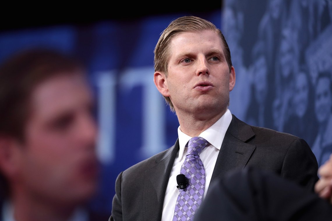 Eric Trump sier at FBI ba dem skru av overvåkningskameraene under razziaen på Trumps hjem. Foto: Gage Skidmore, Wikimedia Commons Eric Trump sier at FBI ba dem skru av overvåkningskameraene under razziaen på Trumps hjem. Foto: Gage Skidmore, Wikimedia Commons